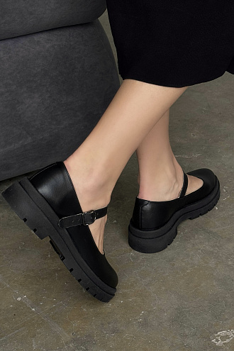 LINDA В СТИЛЕ МЭРИ ДЖЕЙН В ЧЕРНОЙ КОЖЕ